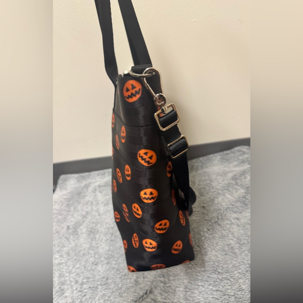 Harvey’s Seatbelt Bag Disney Nightmare Before Christmas - Picture 6 of 12